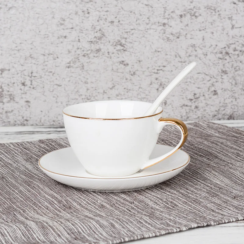 

Кофейная чашка из золотистого фарфора, белая винтажная фарфоровая креативная чайная чашка ручной росписи, набор блюдец, скандинавские кера...