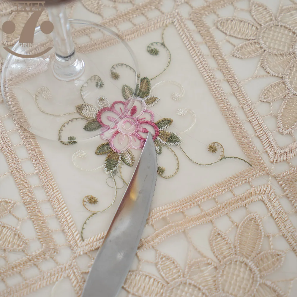 Скатерть с вышивкой из органзы золотистого цвета | Дом и сад