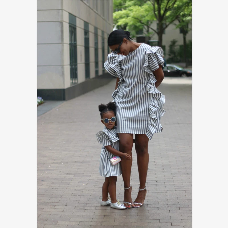 Платья для мамы и дочки Семейные комплекты полосатая пляжная юбка с оборками на