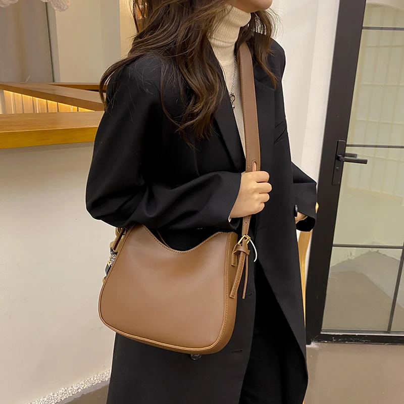 

Дизайнерская Женская сумка через плечо из искусственной кожи, новинка зимы 2022, сумки через плечо для женщин, роскошные фирменные сумки и кош...