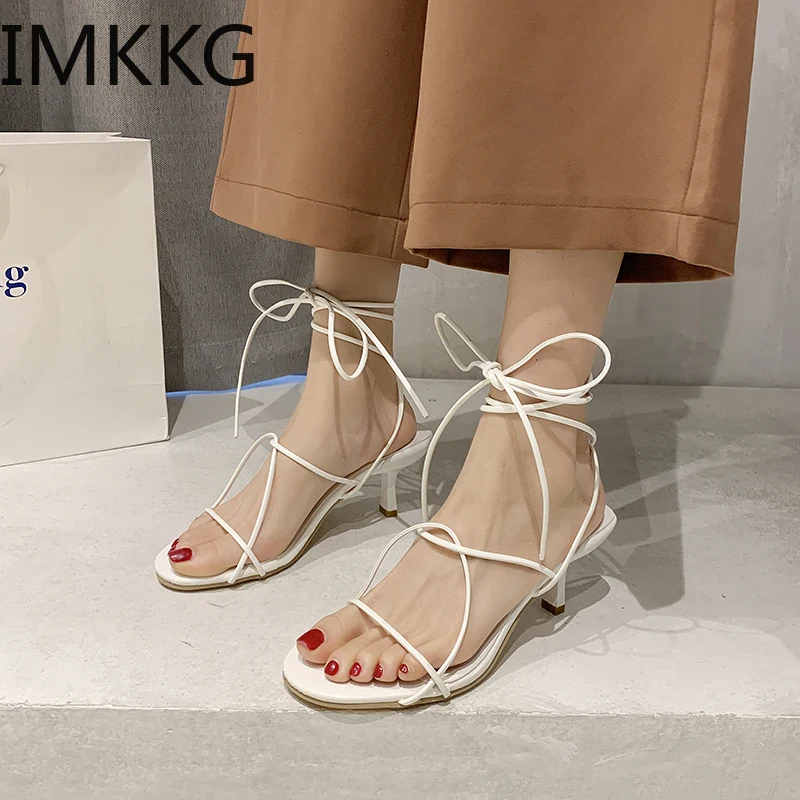 Женские босоножки на шнуровке сандалии из искусственной кожи среднем каблуке