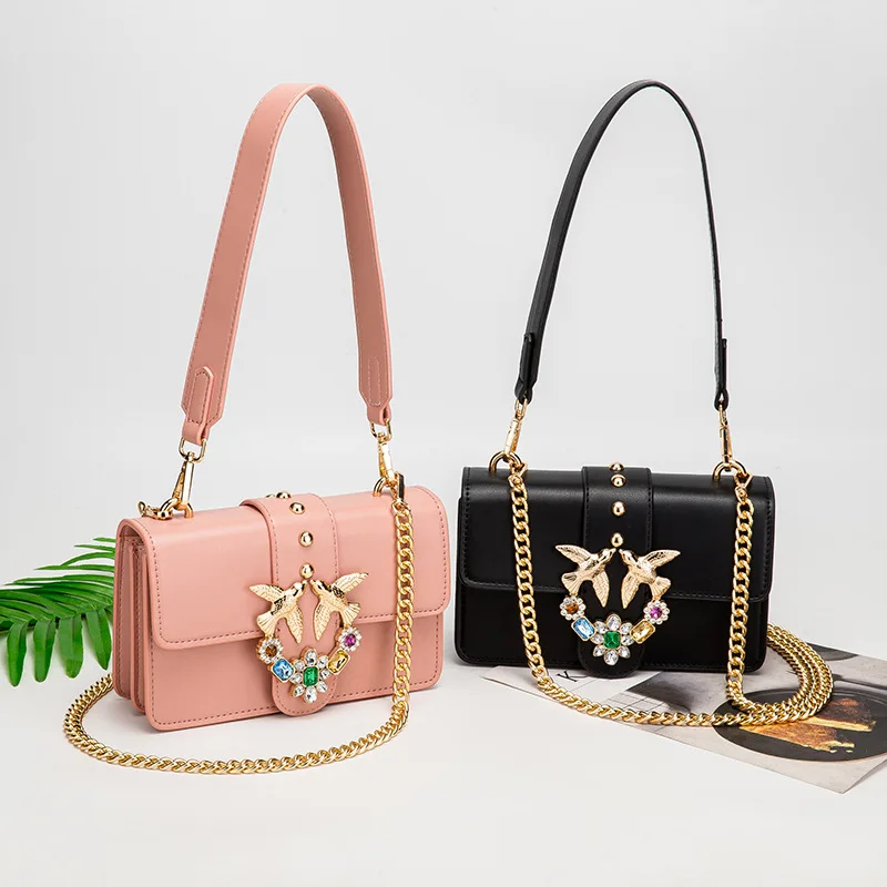 

Роскошная дизайнерская сумка-Ласточка с пряжкой с драгоценным камнем, сумка на плечо, новинка 2021, женская сумка на цепочке с заклепками, бре...