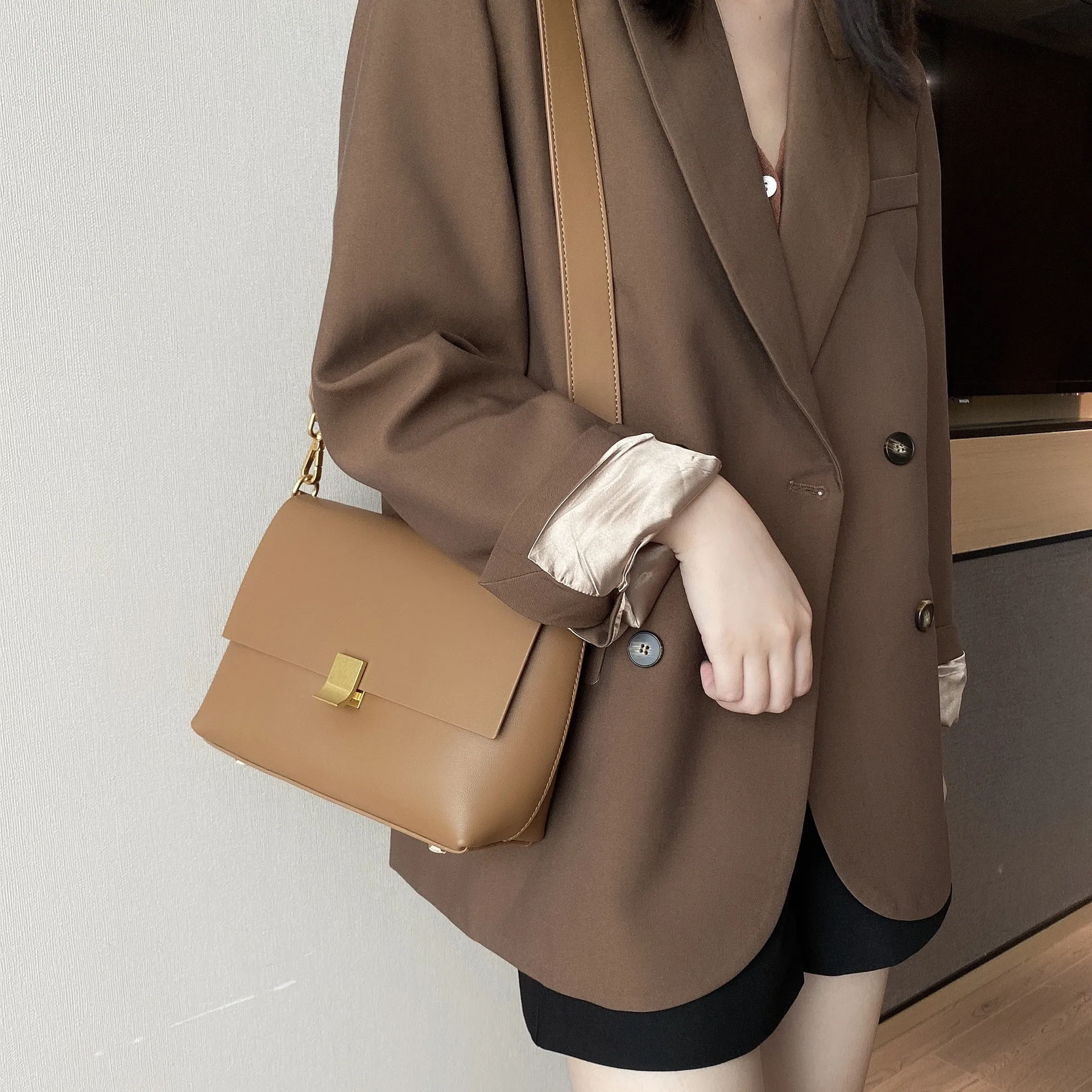 Простая мягкая женская сумка на плечо из воловьей кожи с замком элегантная