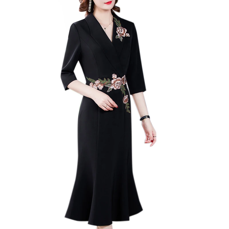 Женское длинное осеннее трикотажное платье с вышивкой длинным рукавом и