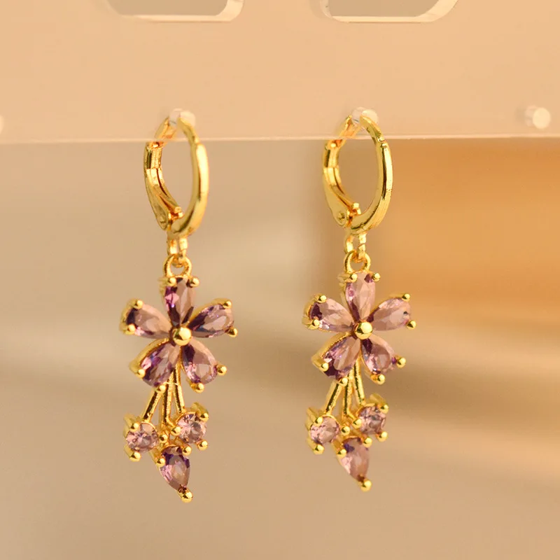 Кольцо покрытое 18 каратами золота инкрустированные в форме капель воды груша