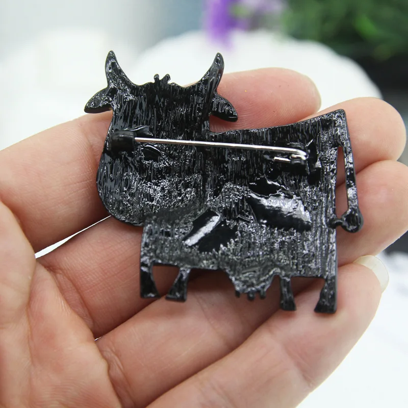 

2021 New Enamel Brooch Colorful Cow Shape Pins Cute Coat Bag Button Pin Jewelry Milk-cow Animal Lapel Pins for Woman Accessory