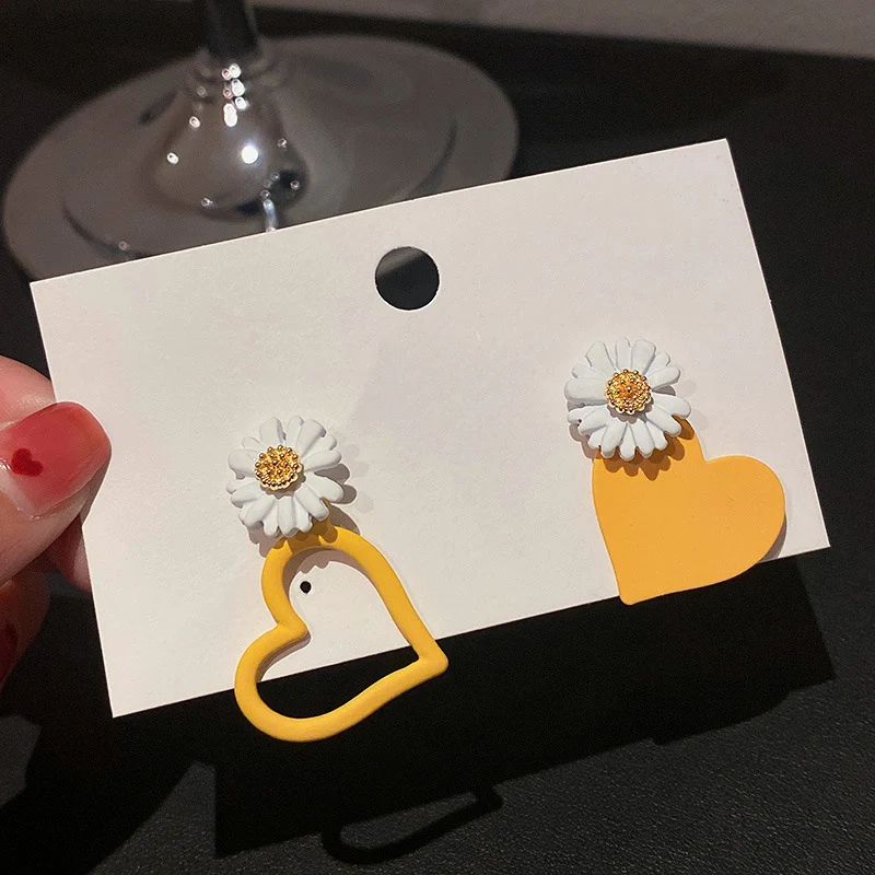 

Fashion Simple Personality Asymmetric Love Small Daisy Women's Earrings Small Fresh Temperament Sweet Earrings Wholesale