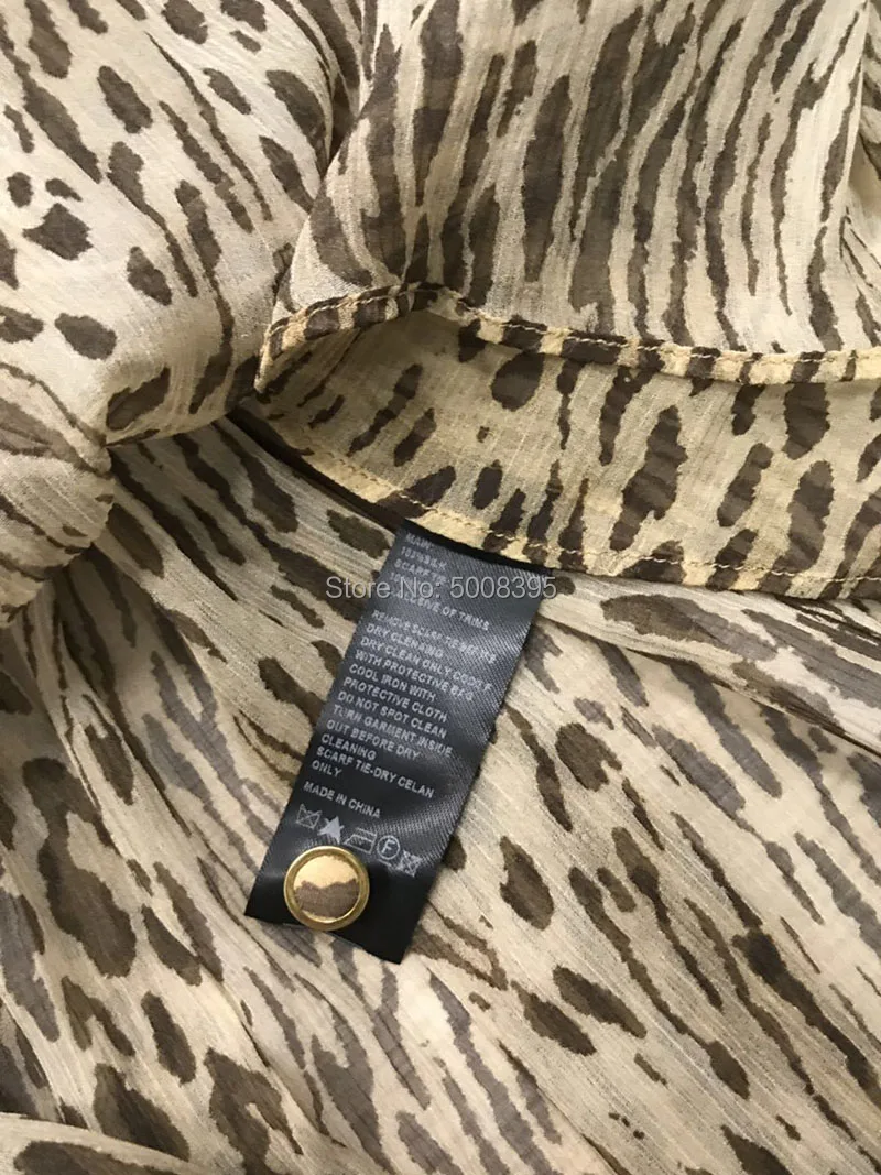 Леопардовое шелковое платье мини с высокой горловиной поясом и оборками на