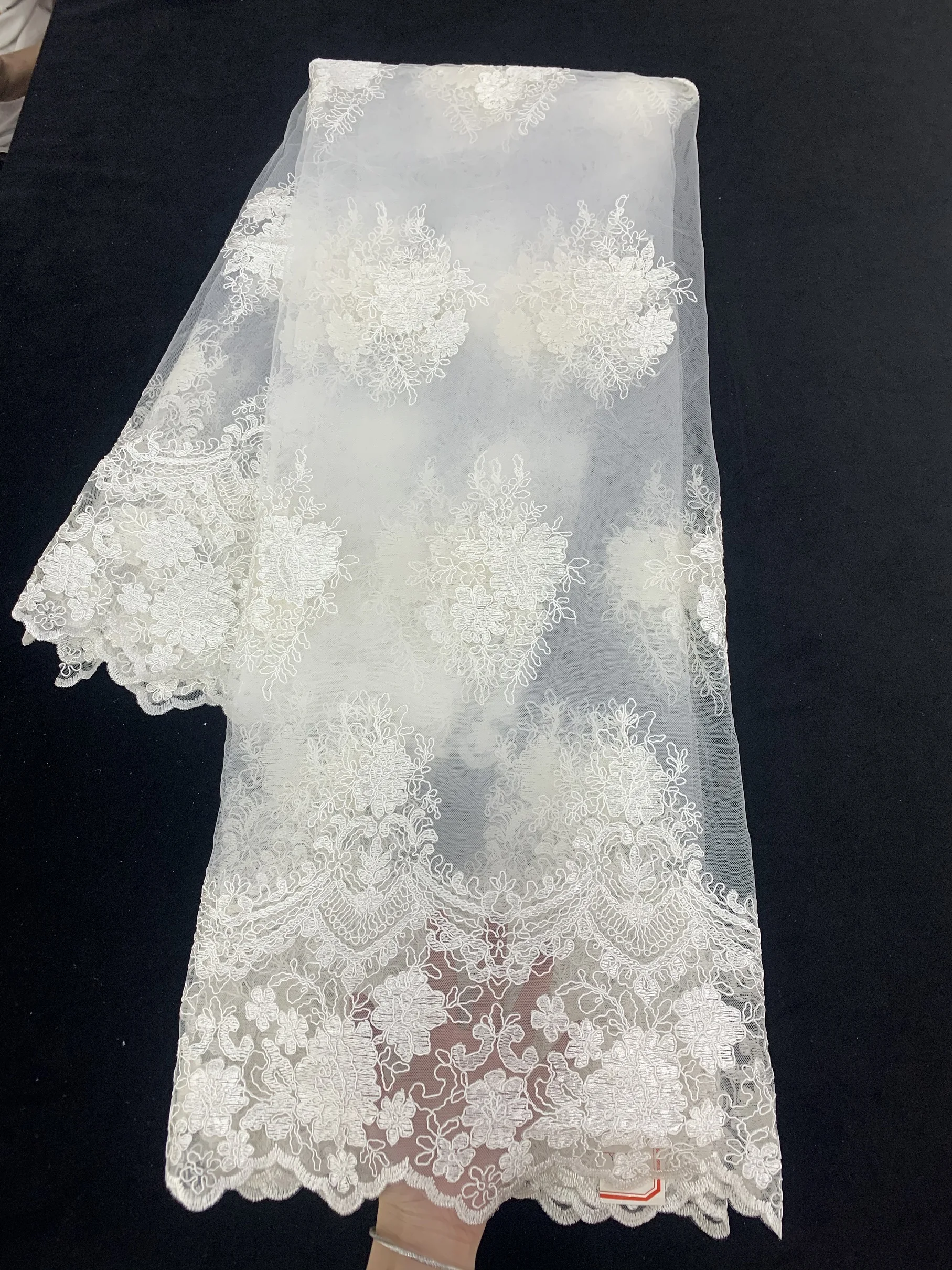 5Y/лот белая свадебная кружевная ткань в различных дизайнах на выбор Оптовая