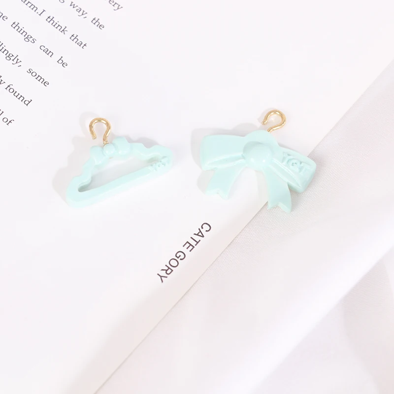 

10Pcs/lot Cute Mini Mixed Plastic Hangers Dolls Accessories For 1/6 1/12 Doll Dollhouse Toy