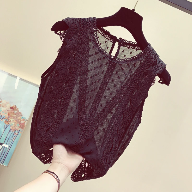 Женская шифоновая блузка без рукавов белая кружевная со стандартным воротником