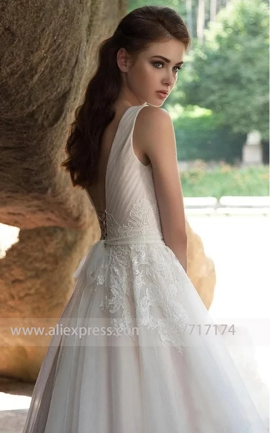 Свадебное платье трапециевидной формы без рукавов с v образным вырезом кружевной