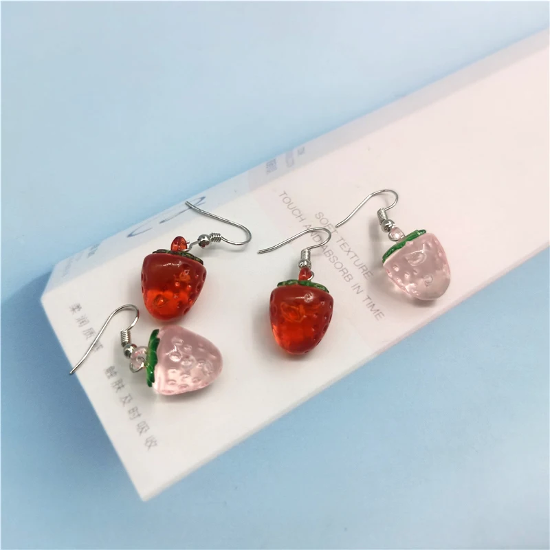 

1 пара европейских прозрачных красных розовых висячих сережек в виде клубники для женщин и девушек корейские модные серьги в виде фруктов ю...