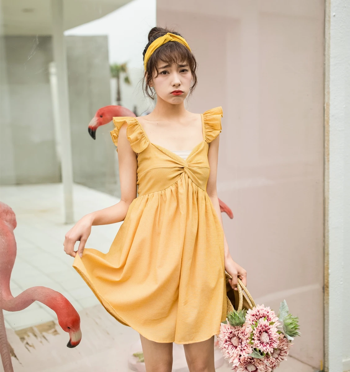 

Повседневное милое мини-платье с V-образным вырезом и рукавом-бабочкой, женское свободное однотонное платье с открытой спиной и высокой тал...