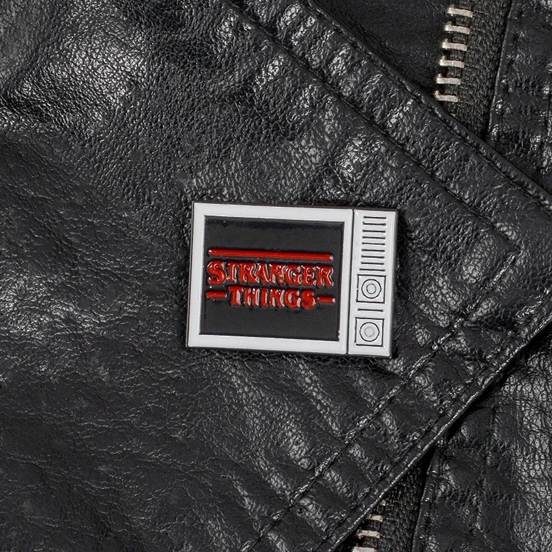 Одиннадцать вафельных странных вещей эмалированная шпилька для телевизора |