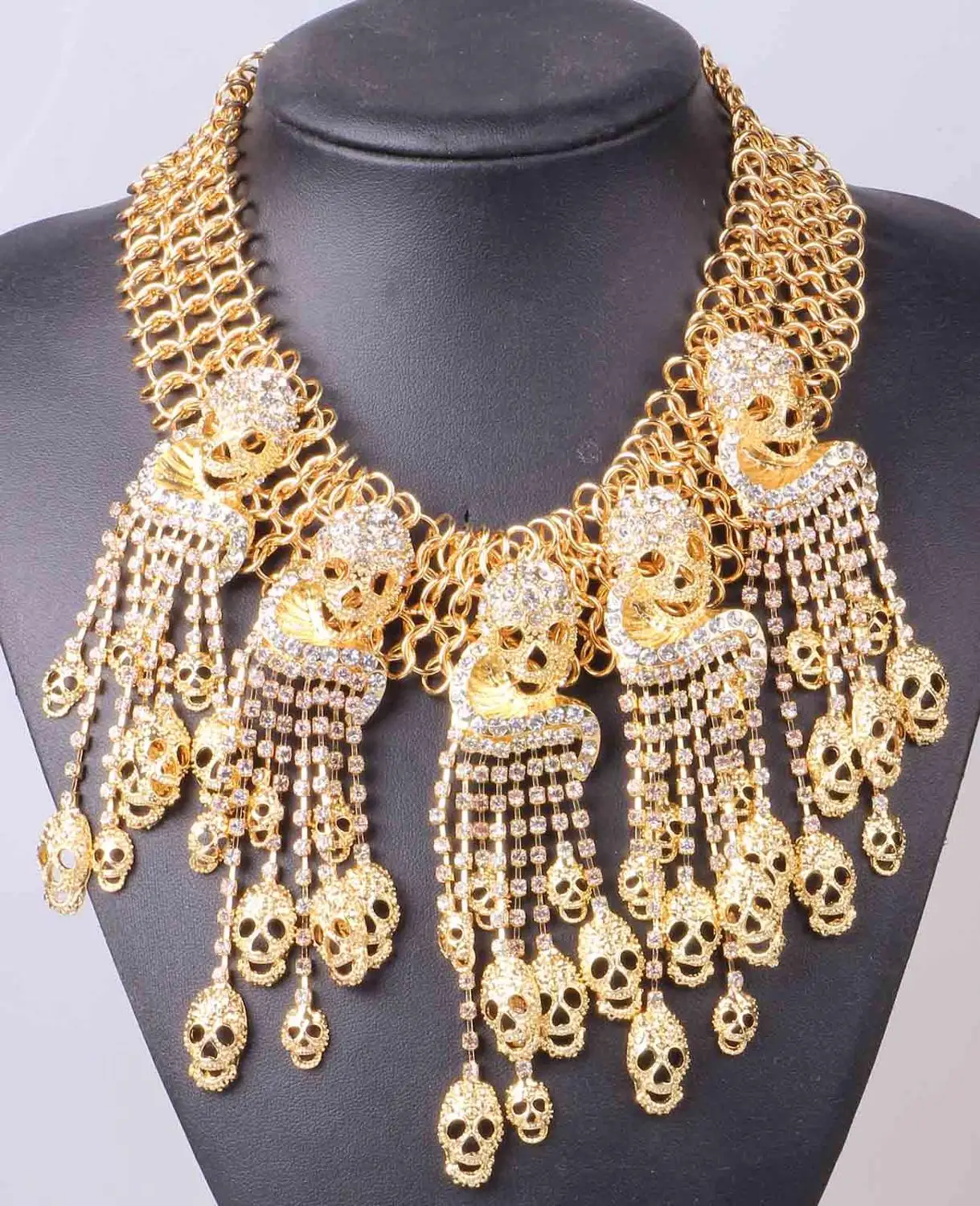 Женское колье чокер ручной работы серое/белое ожерелье с подвесками в виде