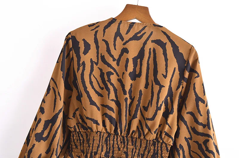 

Summer 2021 Women's V-neck Loose - Fitting Short Shirt With Lantern Sleeves In Animal Print