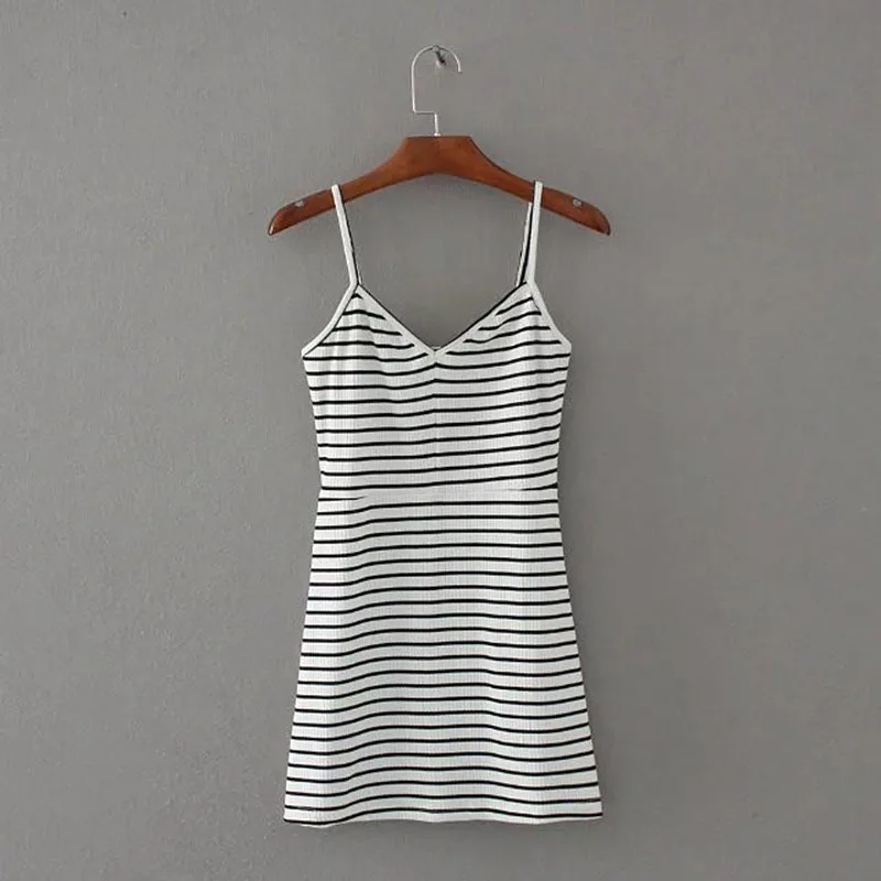 Летнее облегающее платье без рукавов с V образным вырезом и открытой спиной