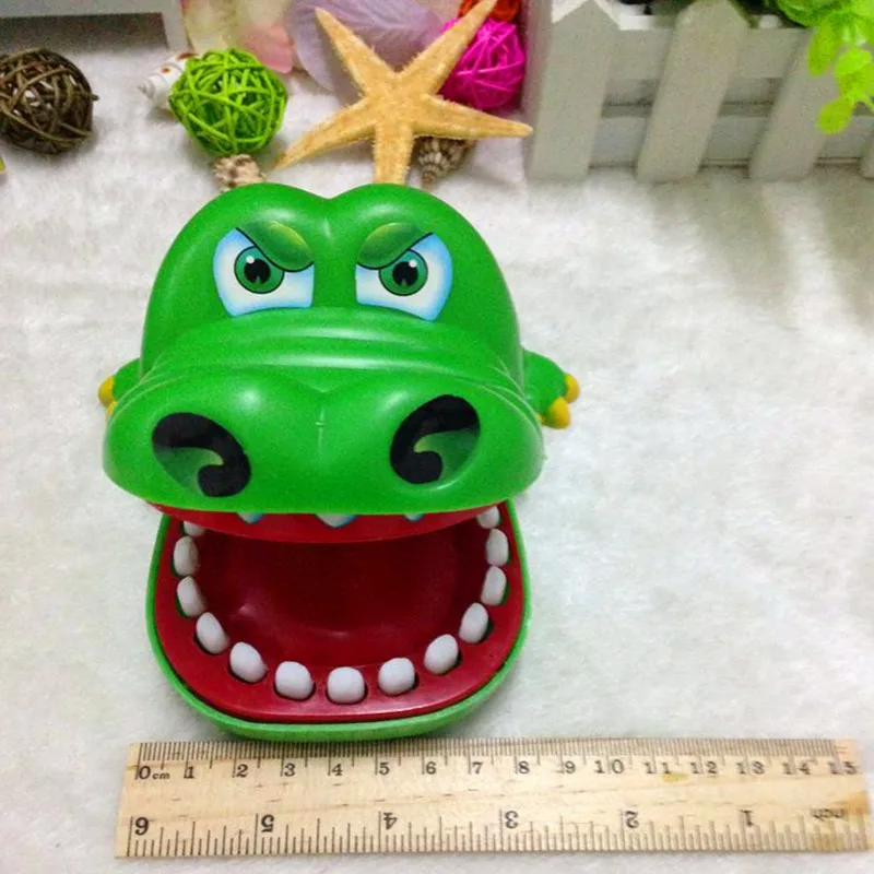 Крокодиловый кусающий палец большой рот экстракция зубов крокодиловый зуб рук