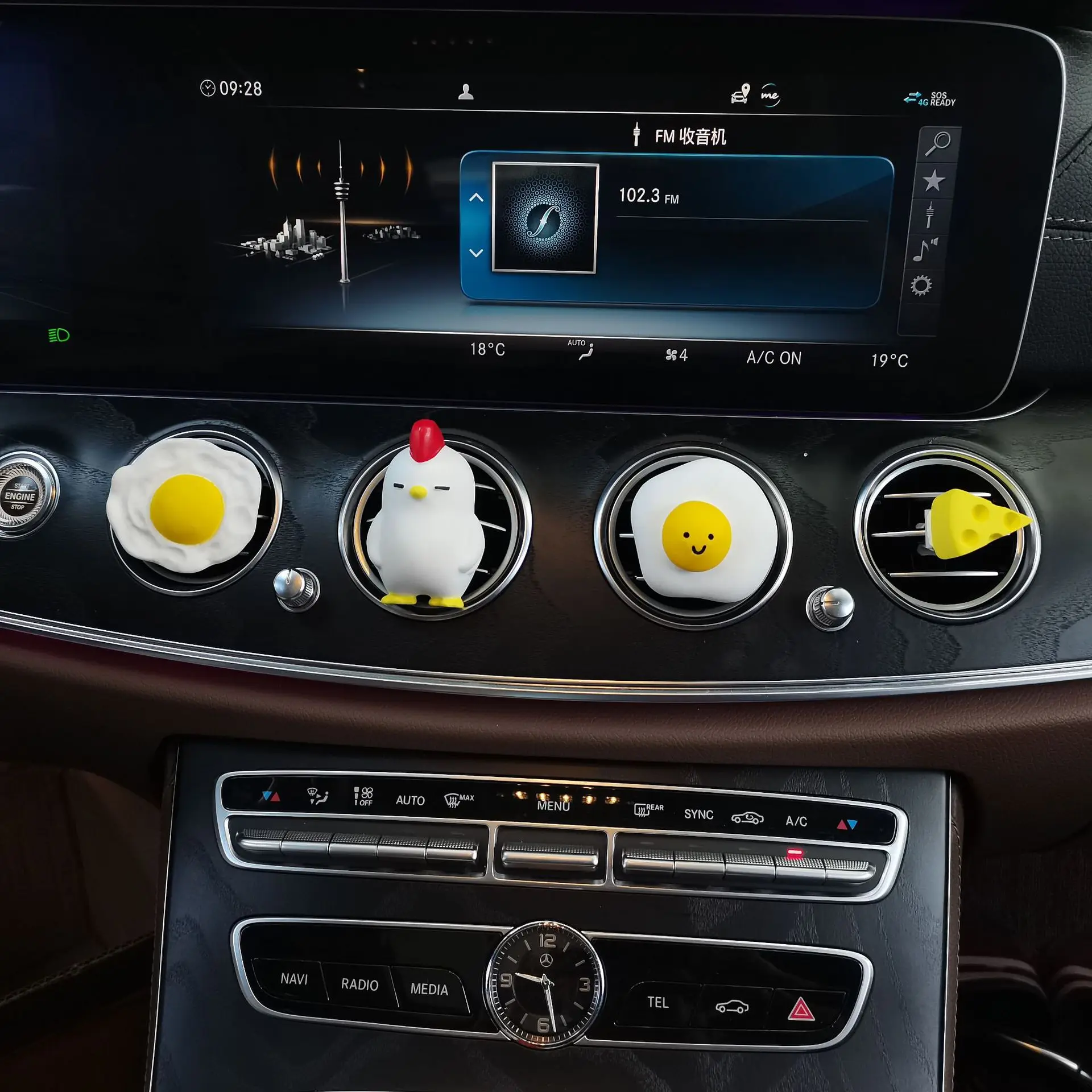 Автомобильный воздуховод ароматерапия куриное яйцо в пачканном виде для