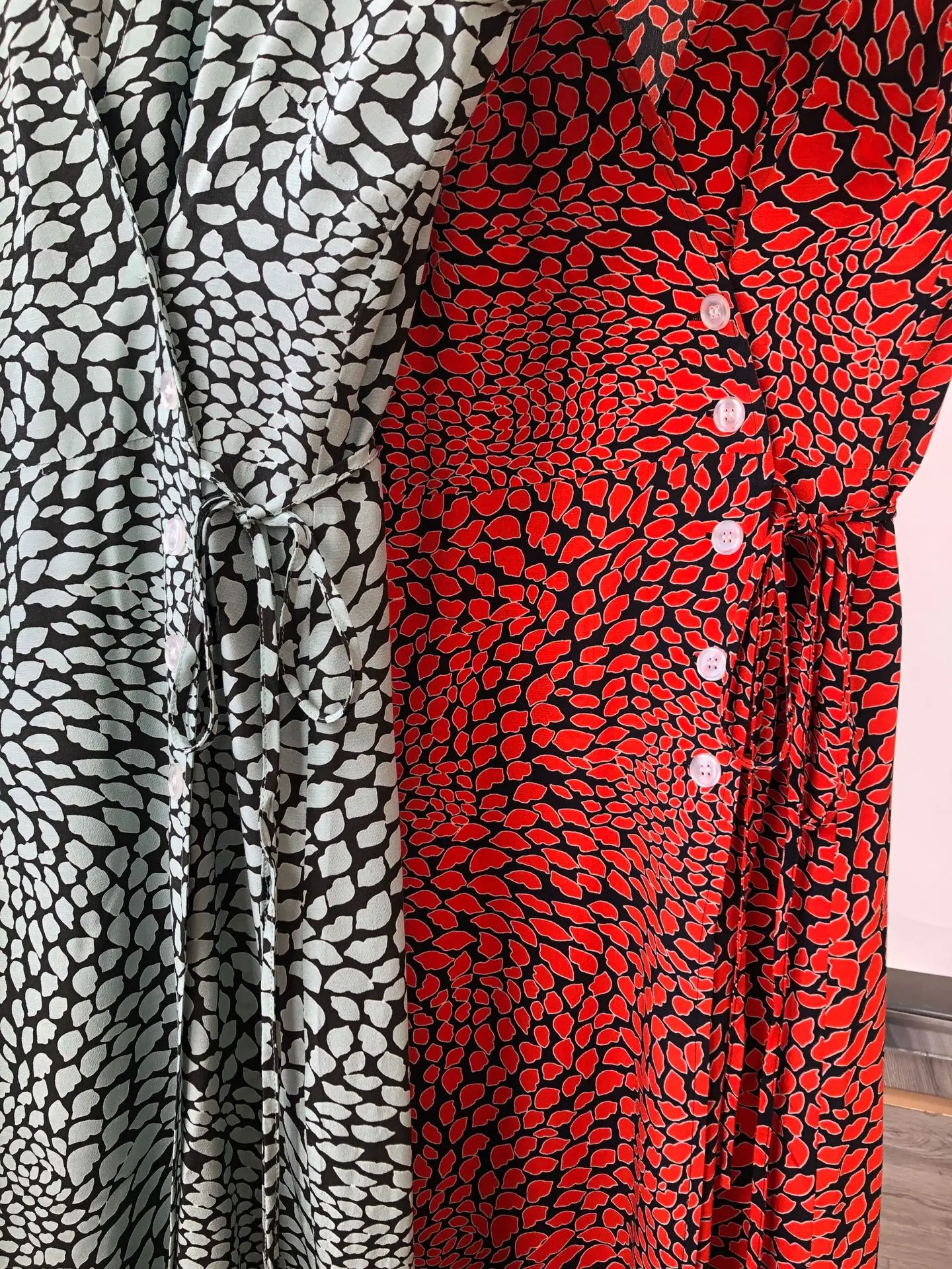 Женское платье с принтом губ и баской длинным рукавом | Женская одежда