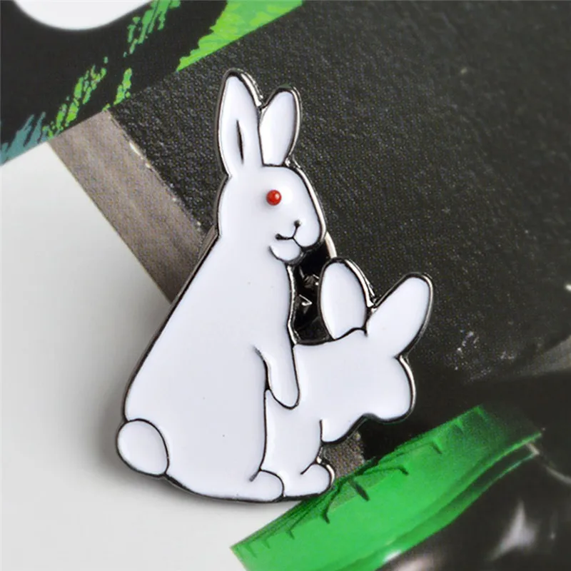 Мультфильм белый кролик злой брошь булавки животное джинсовая куртка корсаж