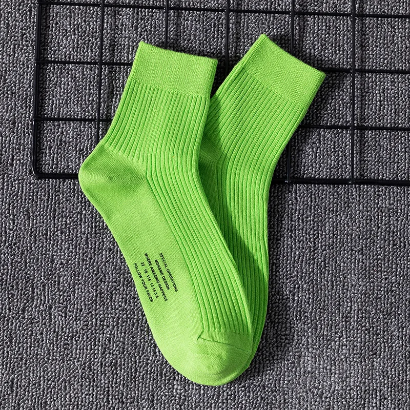 

CHAOZHU Men Socks Crew Sports Basic Socken Ins Neon Green Letter Print Gym Male Daily Cotton Sock 8 Colors Casual Athletic