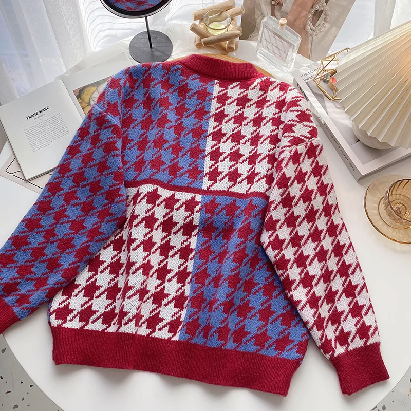 Свитер женский трикотажный в клетку с круглым вырезом и длинным рукавом |