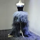 Модное вечернее платье без бретелек с перьями и бусинами