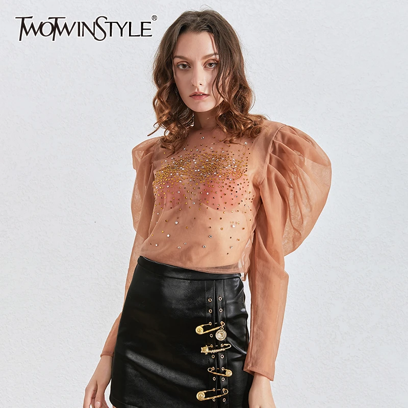 Женская блузка с буффами TWOTWINSTYLE белая круглым вырезом длинными рукавами и рюшами