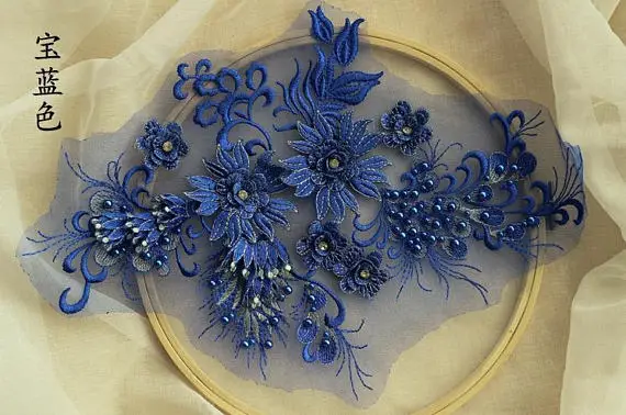 Кружевная аппликация из бисера Королевского синего цвета с вышивкой синей розы