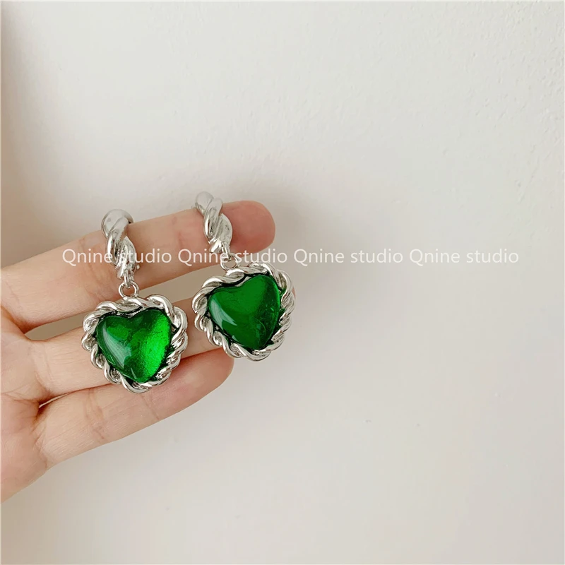 Женские серьги-гвоздики в виде сердца из латуни с зеленым камнем | Украшения и