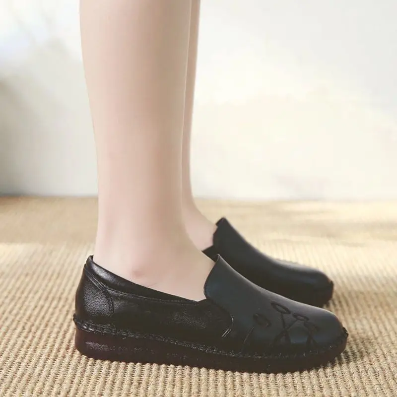 Mom's shoes soft sole women's leather single shoes 2021 spring non slip middle aged and elderly flat sole mom's shoes
Mom's shoes soft sole women's leather single shoes 2021 spring non slip middle aged and elderly flat sole mom's shoes