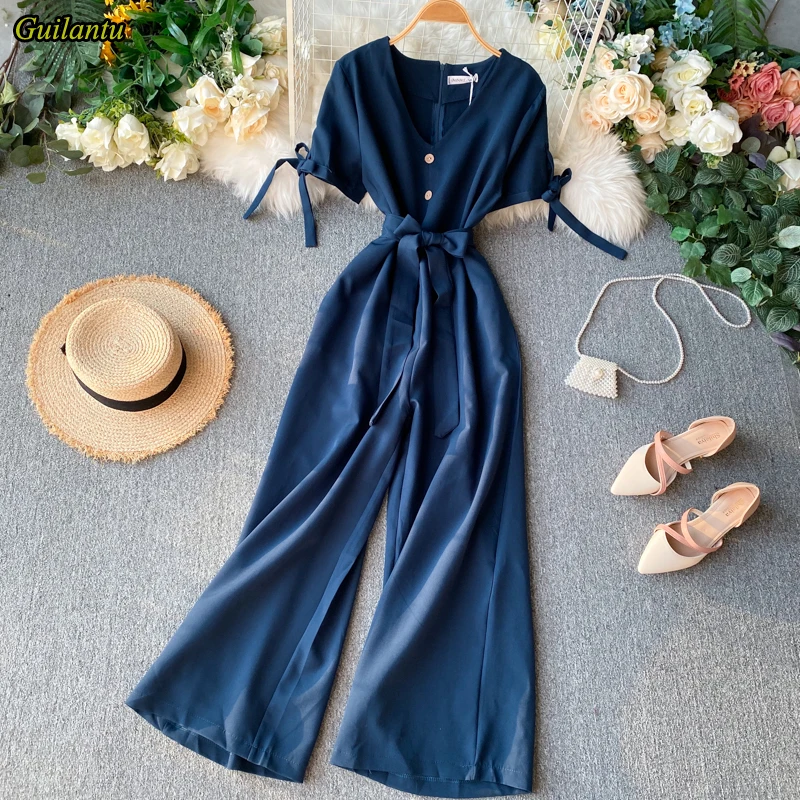 Женский комбинезон с широкими штанинами V образным вырезом и коротким