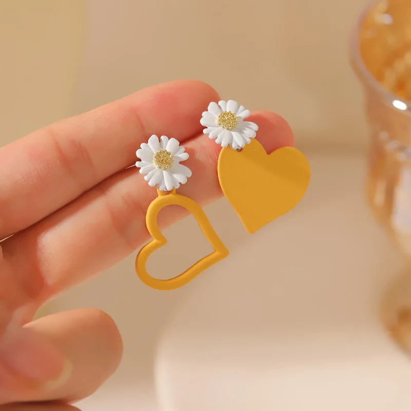 

Yellow Heart Shaped Stud Earrings White Daisy Ear Studs Symmetrical Flower Stud Earrings Women Girl Fshion Jewelry Girls Gifts