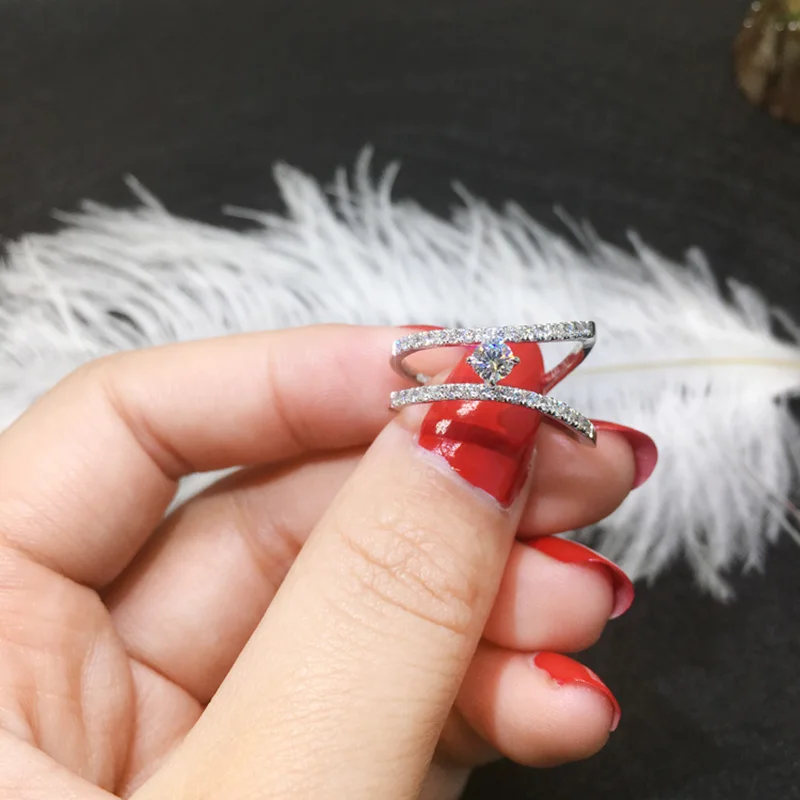 Роскошное обручальное кольцо из 18 каратного золота с муассанитом и бриллиантом D