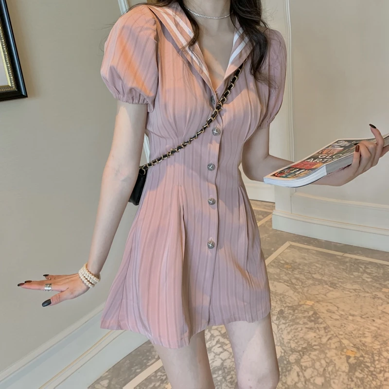 Женское платье с матросским воротником розовое в полоску V образным вырезом и