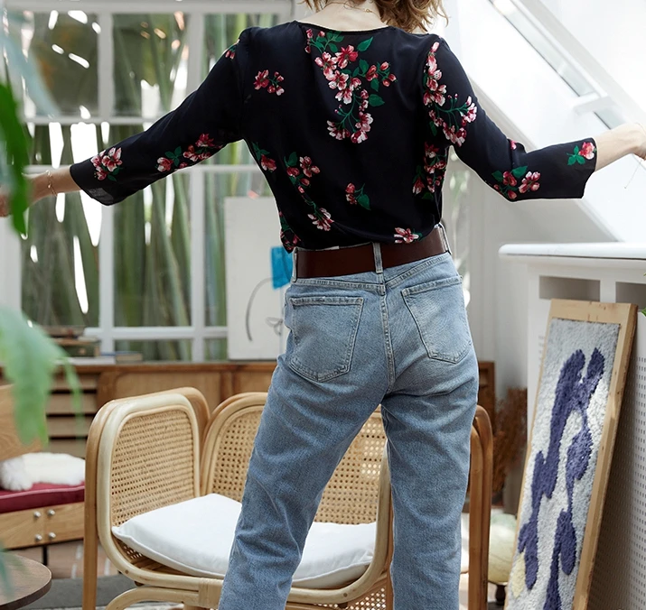 

2019 spring 100% silk Long sleeved shirt Deep V neckline Ruffle cuffs shirt