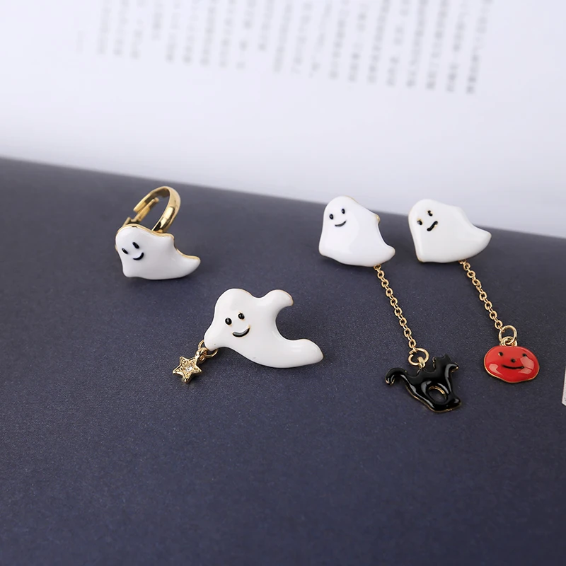 Женские асимметричные серьги кольца с белыми привидениями эмалированные в виде