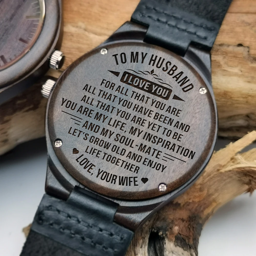 Моему мужу красивые деревянные часы с гравировкой значимым сообщением резьбой