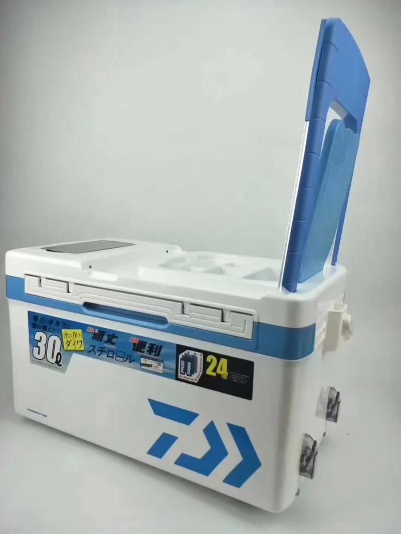 Ультралегкая рыболовная коробка Daiwa Multi-function Competitive объемом 30 литров с выдвижной изоляционной холодильной камерой на ножках.