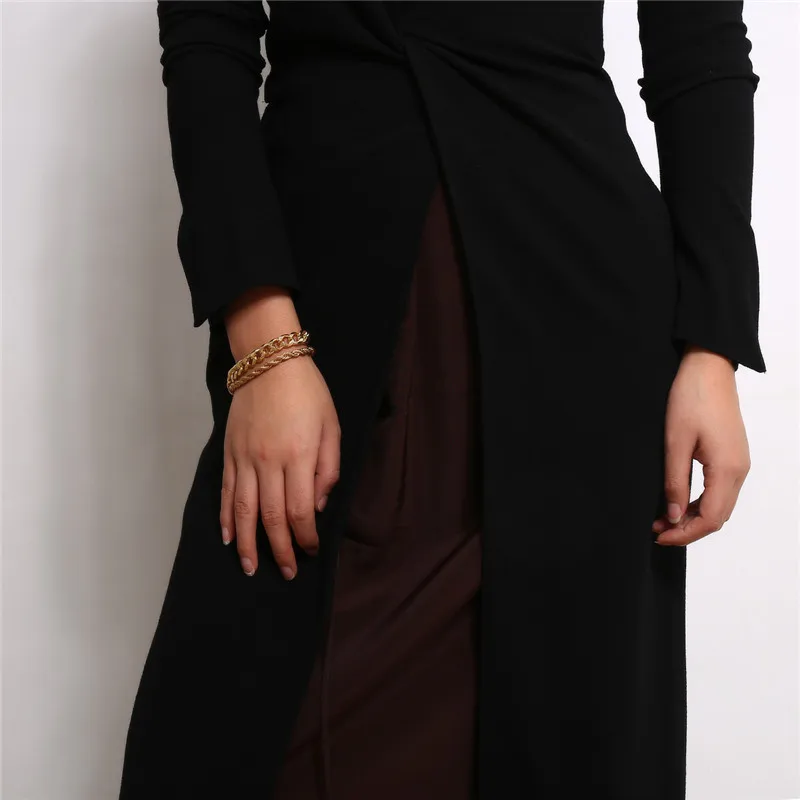 Женский панцирный браслет на запястье массивный золотого цвета в готическом