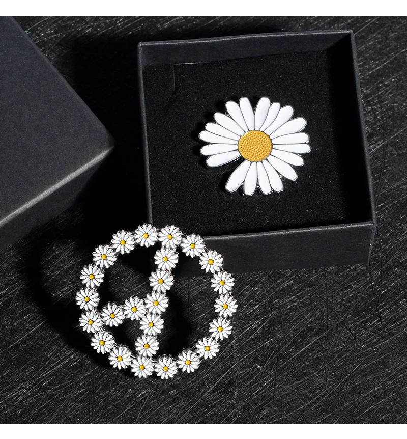 

Fashion Rhinestone Brooch Lightning Daisy Flower Button Pins Denim Jacket Clothes Lapel Pins For Woman Jewelry Gifts