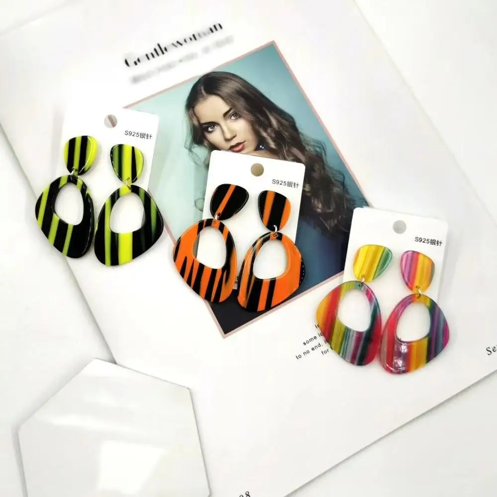 Женские акриловые серьги-подвески в полоску большие полимерные Серьги разных