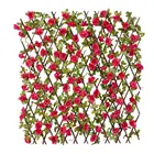 Деревянная изгородь из ивы с искусственными листьями цветов