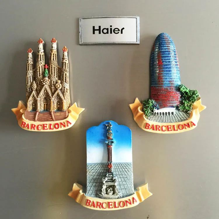 

QIQIPP Barcelona landmark travel commemorative refrigerator magnet, souvenir of the Sagrada Familia Cathedral of Agbar, Spain