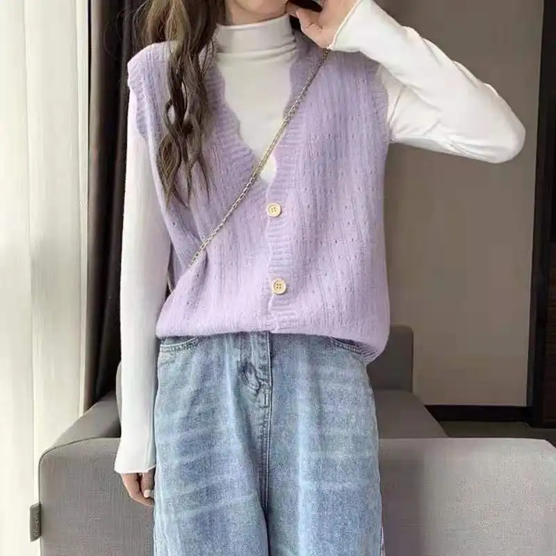 Женский трикотажный жилет однобортный без рукавов с V-образным вырезом в