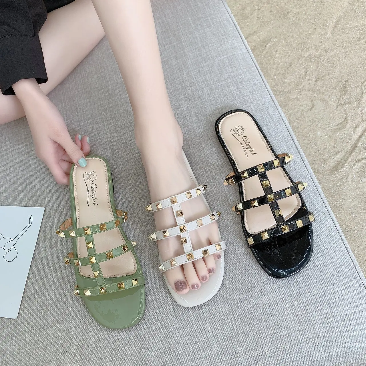 

Women's Slippers Summer Fashion Rivet Sandals Open Toe Flat Slippers Non-slip Soft Sandals Woman Slippers Women Shoes