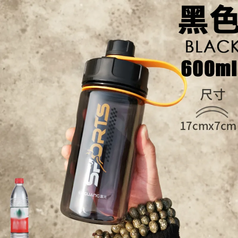 Вместительная пластиковая быстрая бутылка с витамином для занятий спортом