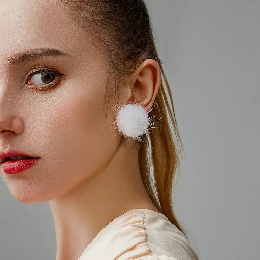 

Осенне-зимние модные серьги темпераментные цветные серьги с меховым шариком индивидуальные милые серьги из дикой норки с плюшевым шариком ...